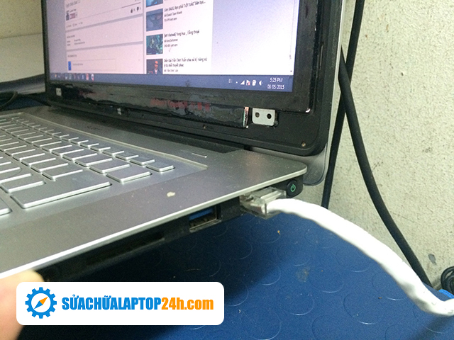 9 lưu ý cách sử dụng Laptop khi trời mưa bão