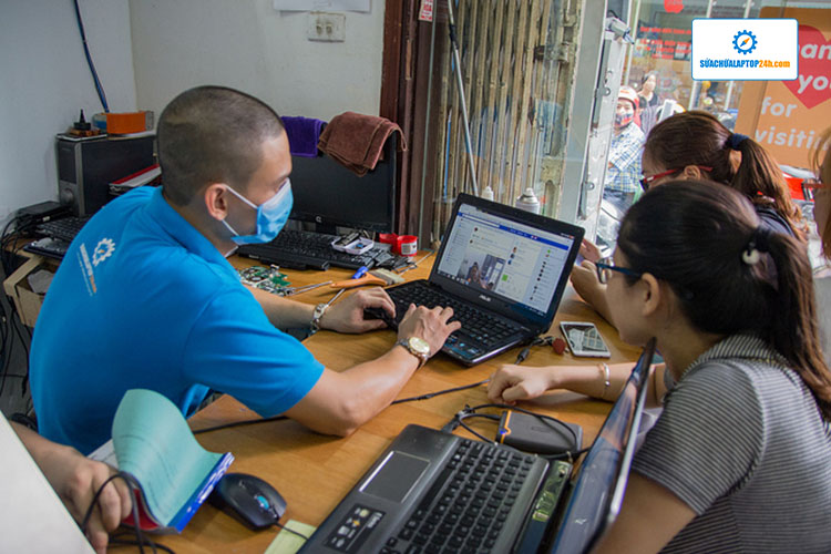 Khách hàng được trực tiếp quan sát và giải đáp thắc mắc