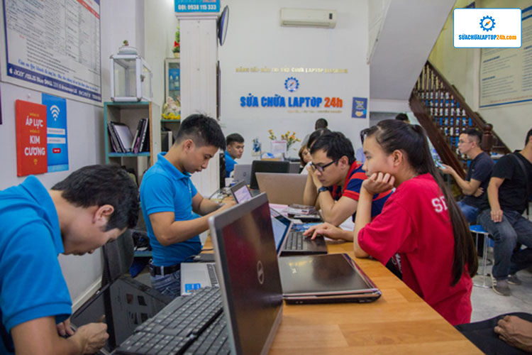 Khách hàng đến sử dụng dịch vụ sửa laptop tại trung tâm