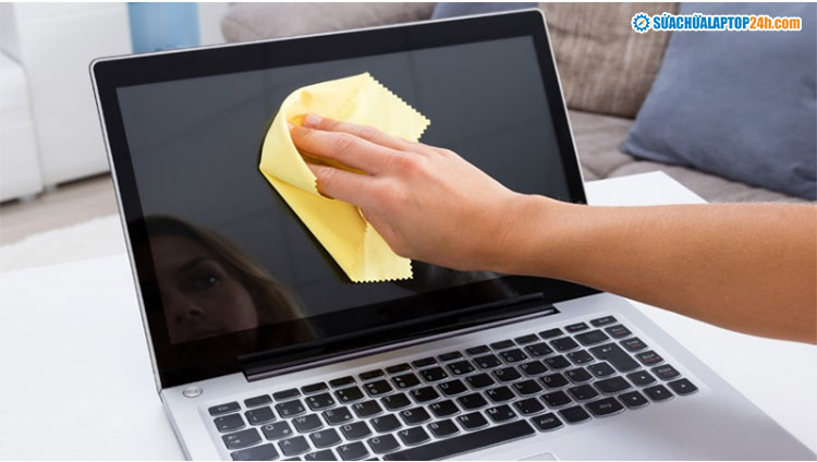 Dùng khăn vi sợi tổng hợp lau màn hình