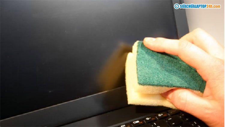 Dùng bọt biển để lau màn hình