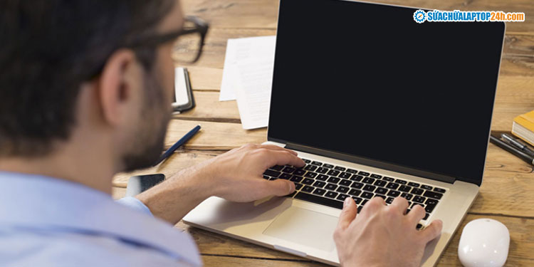 Biểu hiện màn hình laptop đen thui