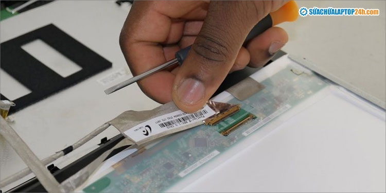 Vệ sinh khe cắm, cáp màn hình