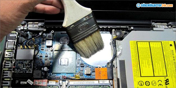 Người dùng nên vệ sinh laptop định kỳ để hệ thống tản nhiệt hoạt động tốt