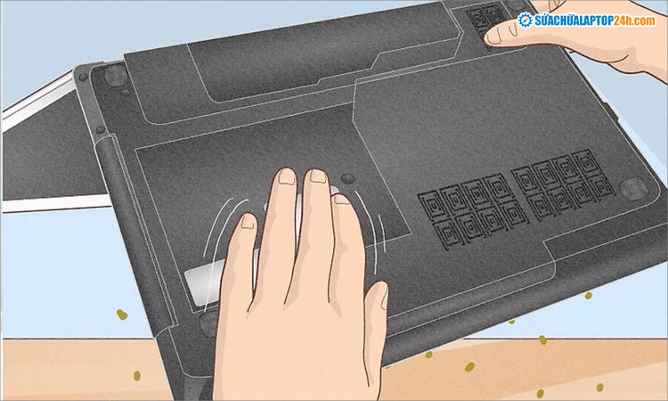Úp ngược laptop xuống và gõ nhẹ