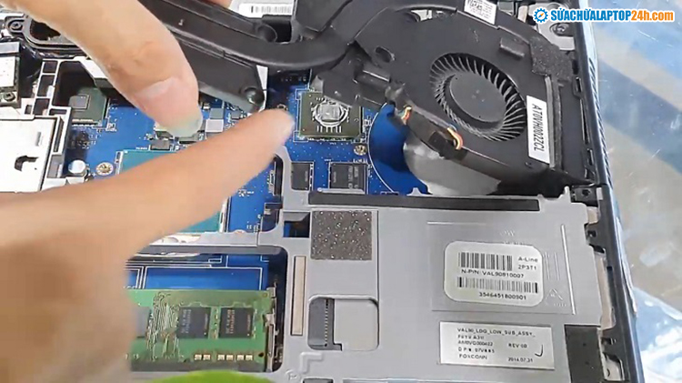 Tháo dỡ các khung liên kết trong laptop