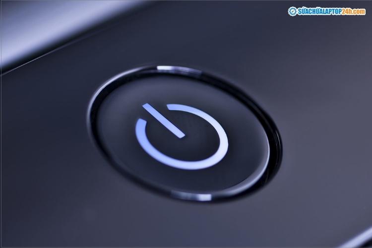 Nhấn giữ nút nguồn để tắt laptop