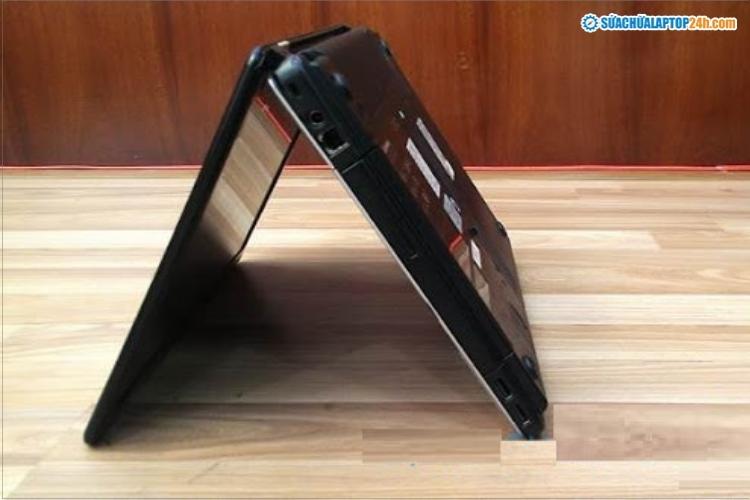 Úp ngược laptop với góc 45 độ