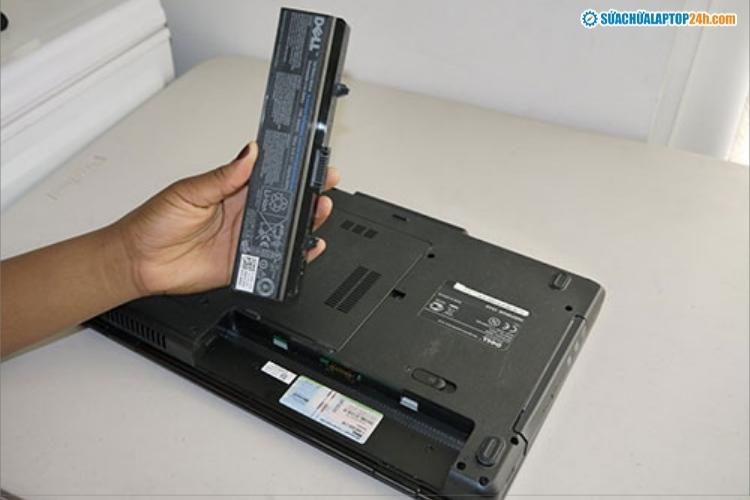 Tháo rời pin ra khỏi laptop