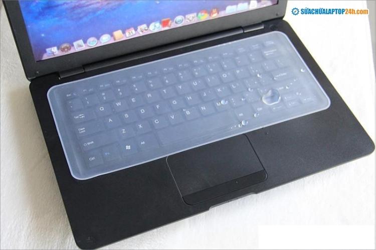 Phòng tránh tình trạng vô tình đổ nước lên laptop