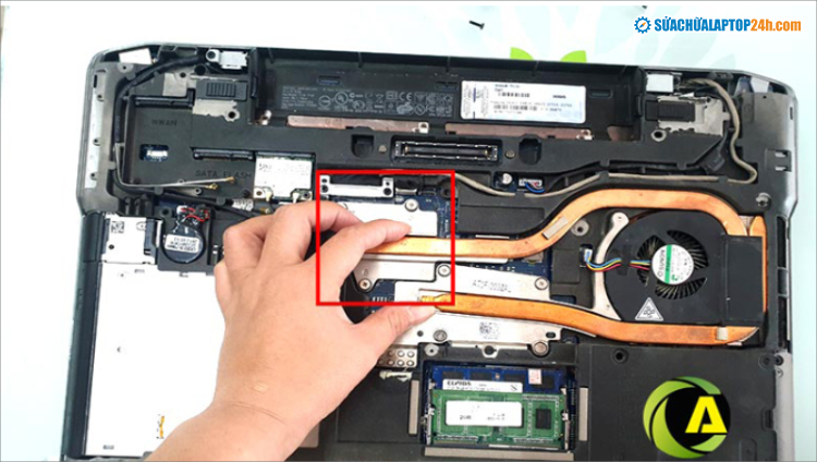 Card màn hình bị lỏng hoặc bị hỏng có thể là nguyên nhân màn hình laptop bị giật