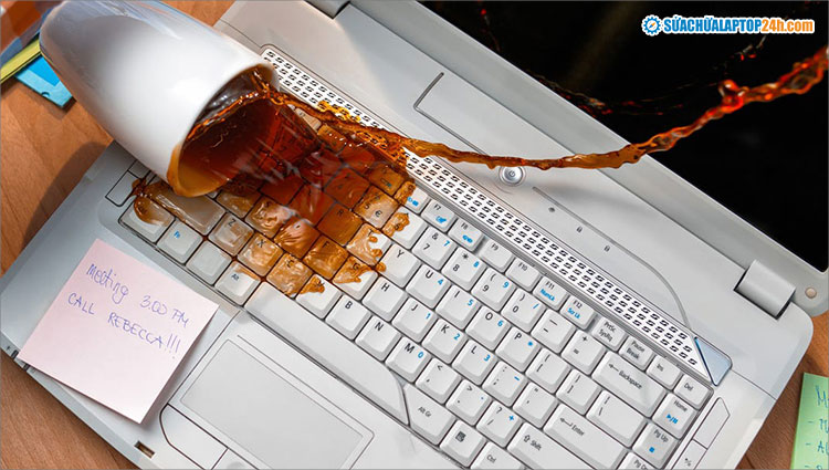 Laptop bị dính nước sâu, không được xử lý kịp thời sẽ chập cháy mạch và phải thay main