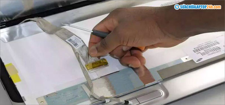Nối hoặc thay mới dây cáp để sửa màn hình laptop bị sọc