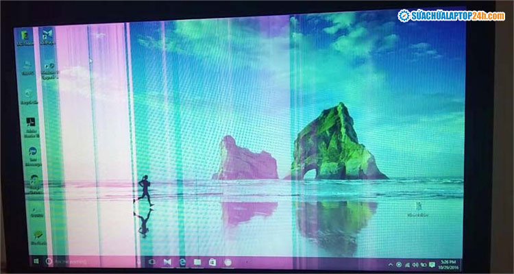 Di chuyển độ mở laptop để nhận biết màn hình bị sọc do lỗi cáp tín hiệu