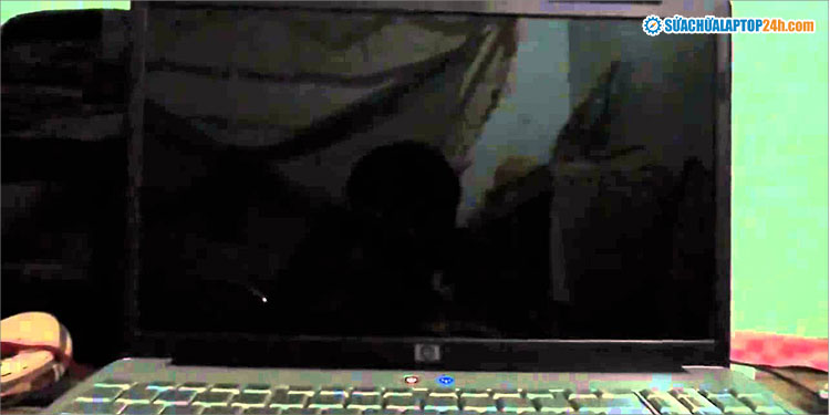 Màn hình laptop bị tối đen, không nhìn thấy dữ liệu do lỗi phần cứng