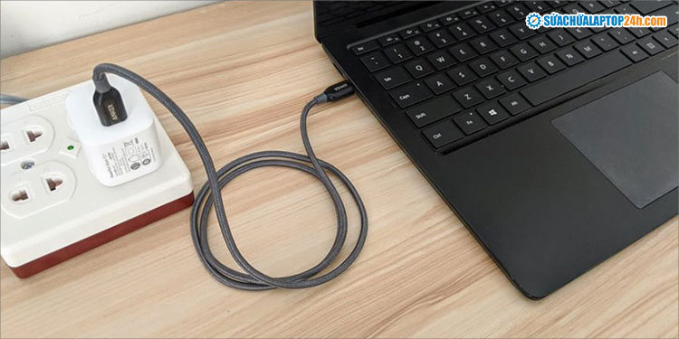 Sạc pin laptop không vào có thể do ổ điện có vấn đề