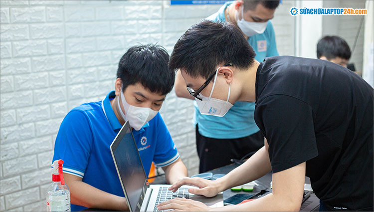 Khách hàng được kỹ thuật viên Sửa chữa Laptop 24h hướng dẫn kiểm tra lại máy