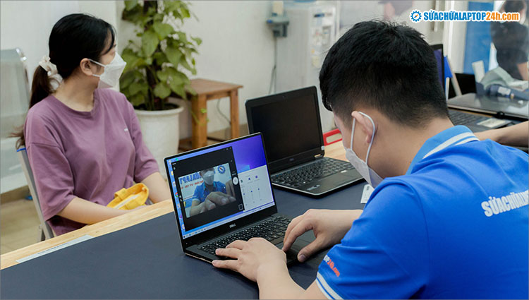 Kỹ thuật viên Sửa chữa Laptop 24h sẽ kiểm tra tình trạng máy miễn phí