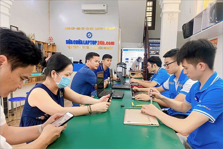 Khách hàng được xem trực tiếp toàn bộ quá trình thay bàn phím laptop tại Sửa chữa Laptop 24h