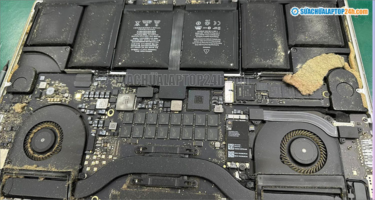 Bụi bẩn trong laptop 2 năm chưa được vệ sinh bảo dưỡng