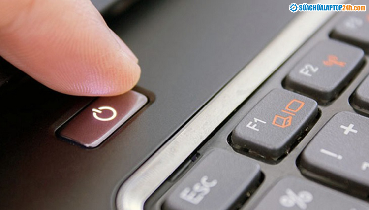 Nhấn giữ nút nguồn khoảng 5-10 giây để buộc tắt laptop khi bị treo đơ
