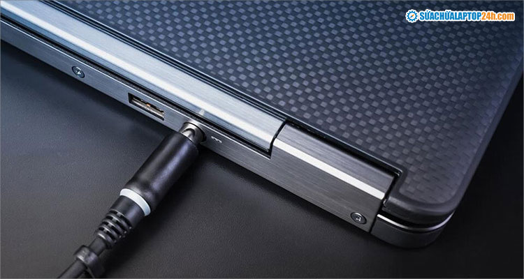 Laptop hết pin và hỏng cổng sạc sẽ không thể mở lên nguồn