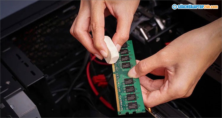 Vệ sinh RAM bằng cục tẩy