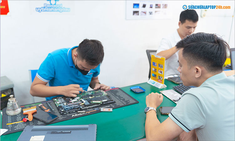 Khách hàng được xem trực tiếp toàn bộ quá trình sửa máy tính khu vực Cầu Giấy