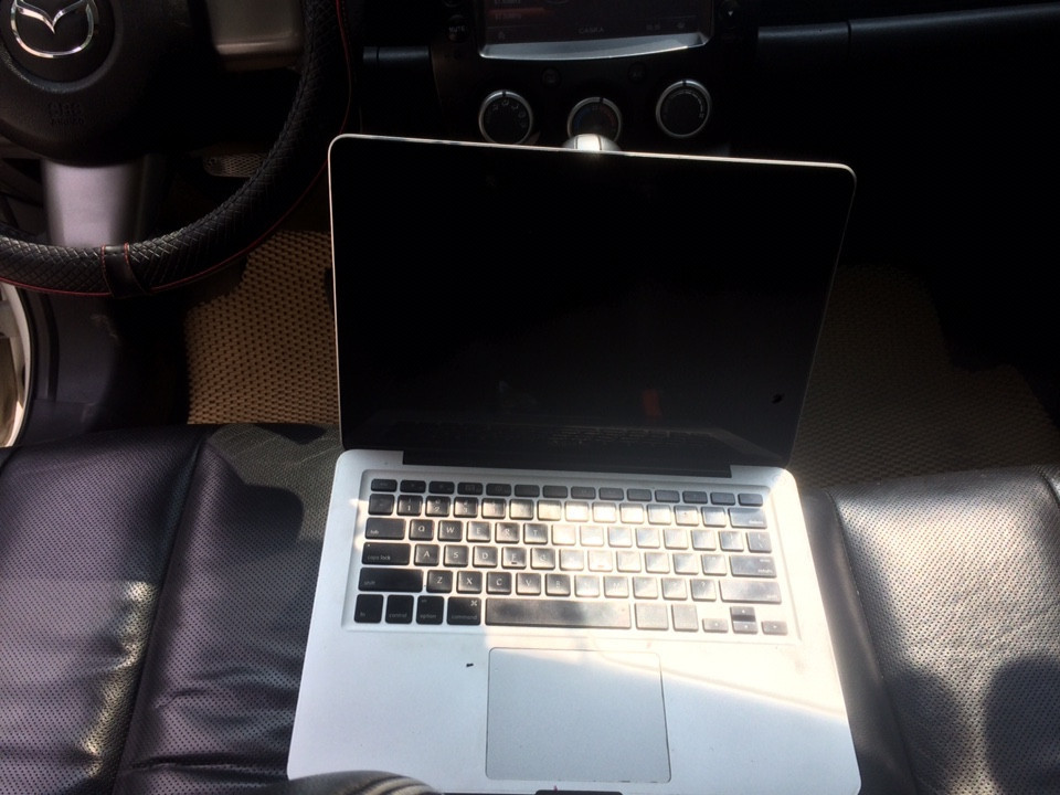 không sử dụng laptop trong xe hơi