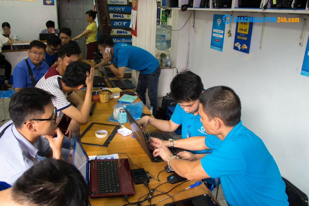 Technicians at SUACHUALAPTOP24h.com are testing customer devices