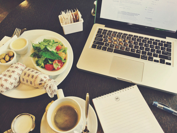 Để đồ ăn gần laptop cũng là mối nguy hại đáng kể