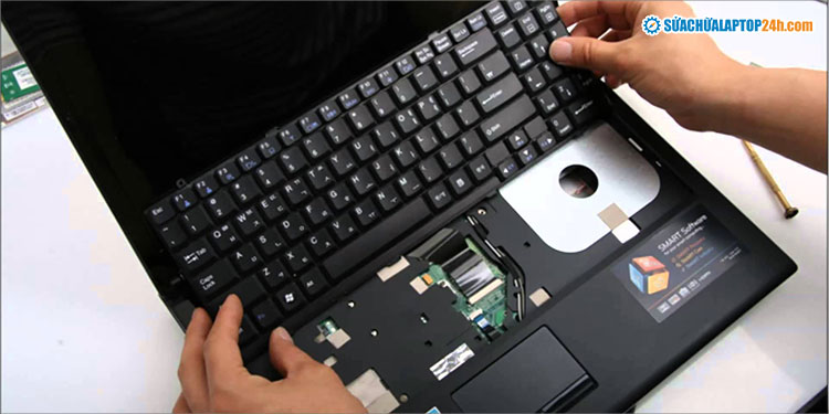 Bạn cần tháo máy ra để kiểm tra mạch bàn phím laptop bị đứt
